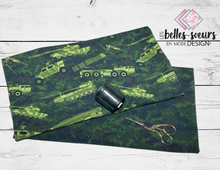 Charger l'image dans la galerie, ENSEMBLE DÉCOUVERTE PRÊTE À COUDRE - CAMION D'ARMÉ - STOCK