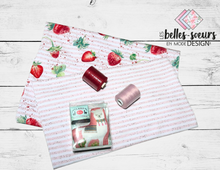 Charger l'image dans la galerie, ENSEMBLE DÉCOUVERTE PRÊTE À COUDRE- FRAISES LIGNÉES SPLASH - STOCK